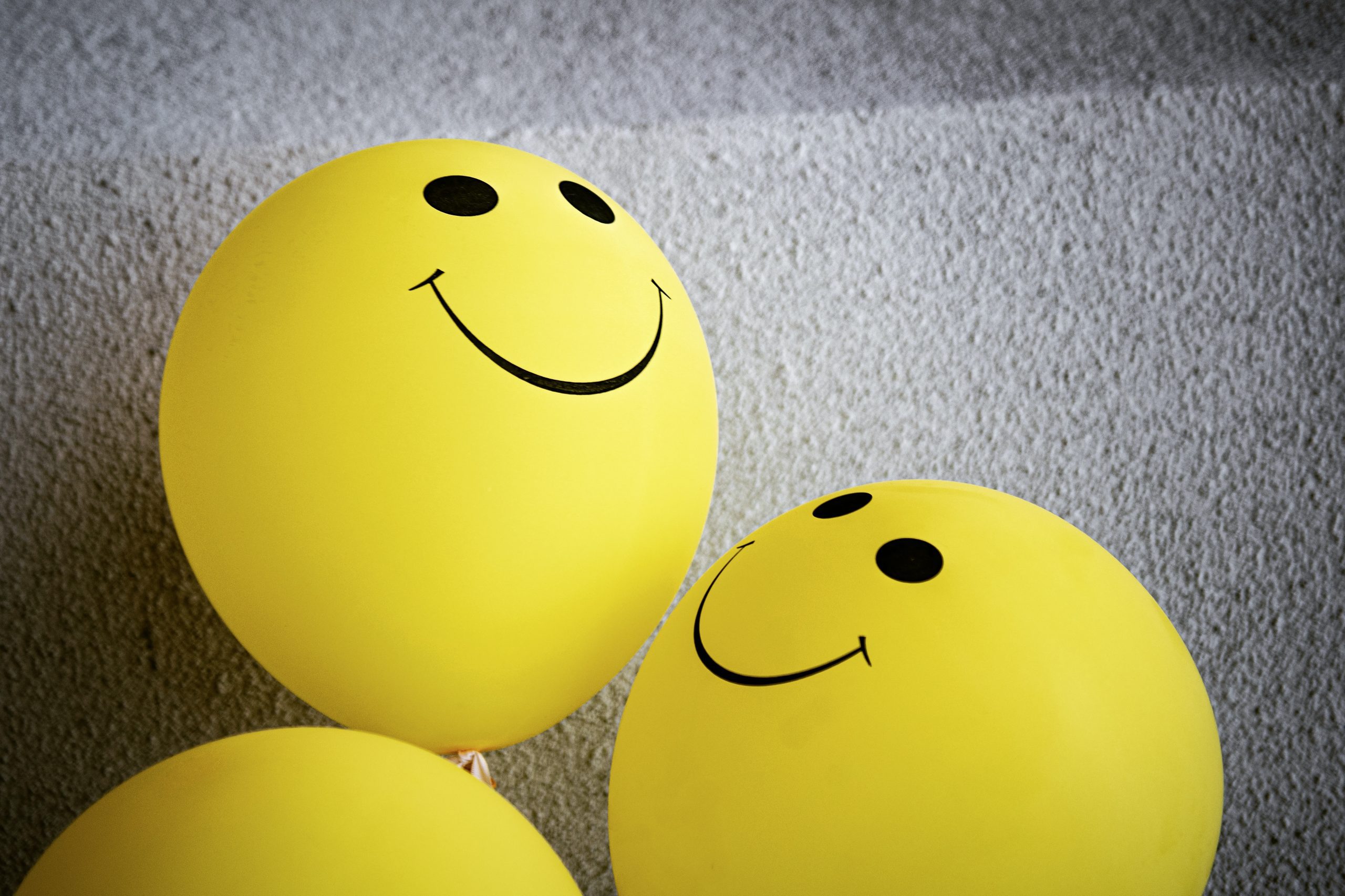 Palloncini gialli con delle facce sorridenti stilizzate
