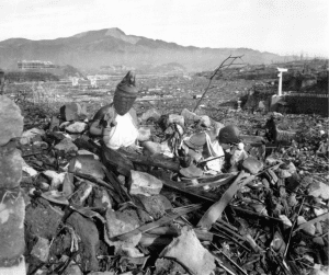 Senzatomica. Rovine dopo l'esplosione della bomba a Nagasaki.