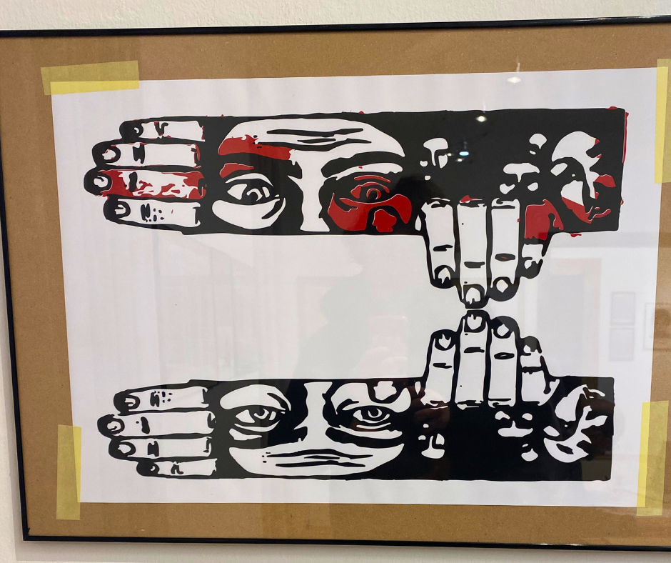 Illustrazione stilizzata in bianco, nero e rosso, raffigurante due coppie di occhi incorniciati da mani che sembrano sia coprire che rivelare lo sguardo. Le mani sono posizionate in modo speculare, creando un effetto di riflessione.